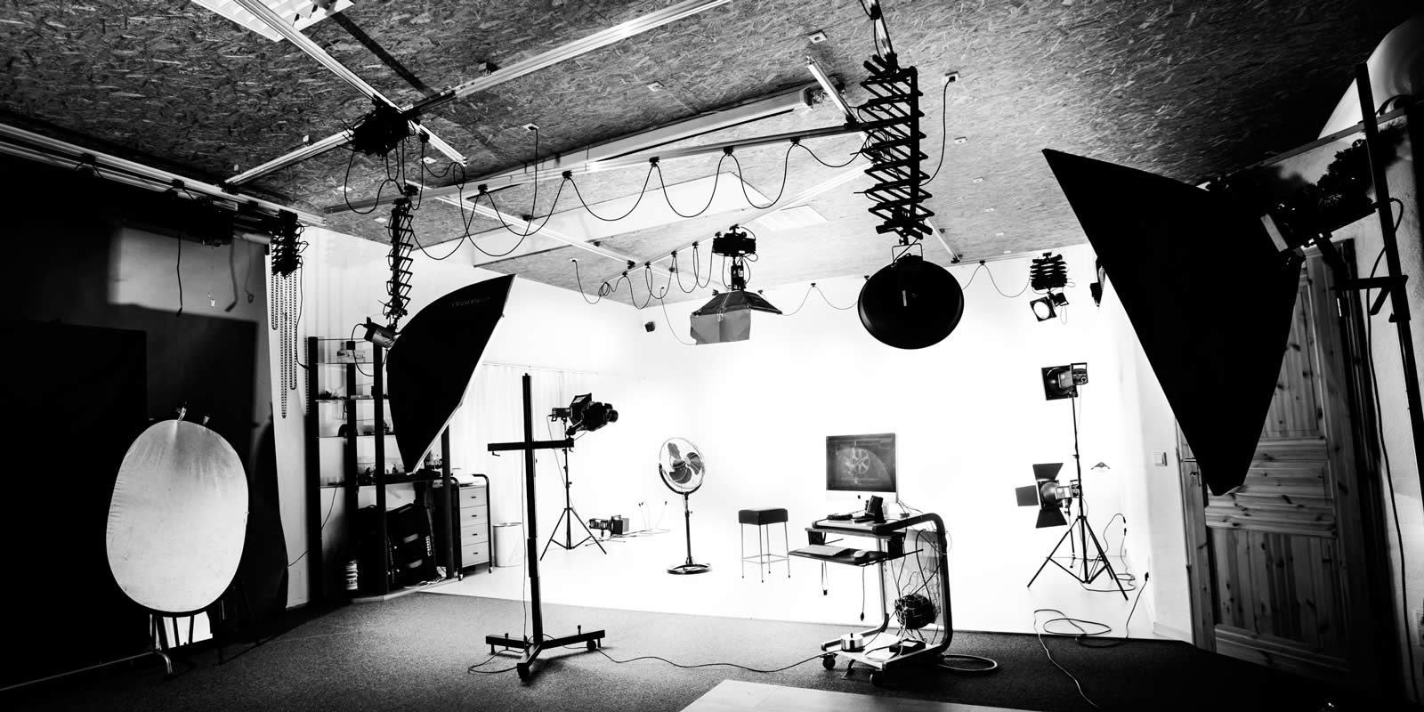FotoMietstudio Chemnitz, weißer Studiobereich mit Deckenschienensystem